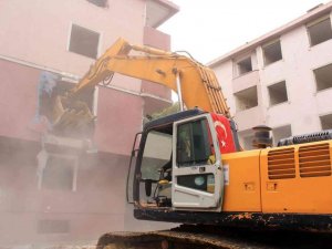 Tuzla’da deprem riski taşıyan 63 daireli site yıkıldı