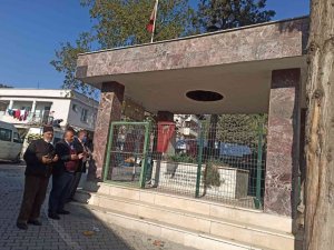 Sokak ortasındaki şehitlik ilgi görüyor