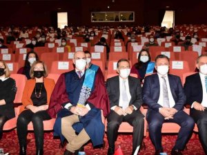 ESOGÜ’lü genç diş hekim adayları beyaz önlükleri giydi