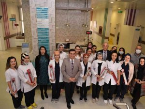 Tütüncü’den diş hekimlerine kırmızı karanfil