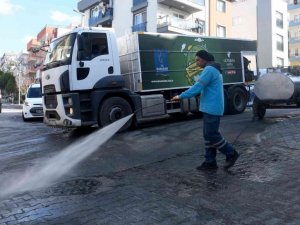 Kuşadası İkiçeşmelik Mahallesi’nde temizlik çalışması gerçekleştirdi