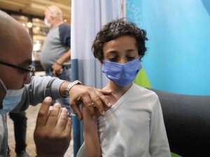 İsrail’de 5-11 yaş aralığındaki çocuklar Covid-19’a karşı aşılanmaya başladı