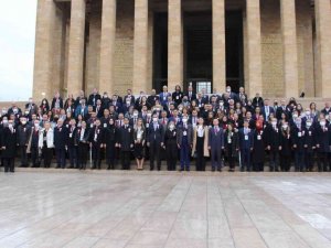 Bakan Özer ve öğretmenler Başöğretmen’in huzurunda