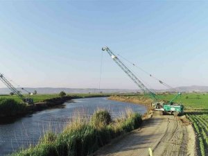 Söke ovasında iş makinaları ile çalışmalar devam ediyor