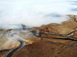 Muş’ta karlı dağlarla birleşen sis bulutları kartpostallık görüntüler oluşturdu