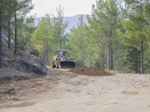 Mersin Büyükşehir Belediyesi, yol çalışmalarına devam ediyor