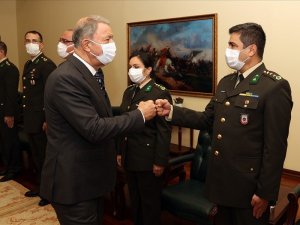 Bakan Akar öğretmenlerle buluştu