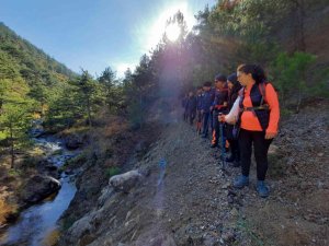 Manzarasıyla hayran bırakan Ayılı Vadi’de doğal güzelliklerin tadını çıkardılar