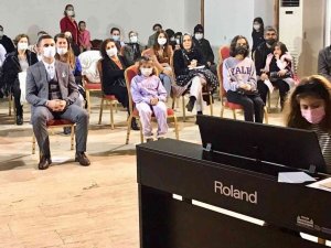 Minik piyanistlerden öğretmenler gününe özel dinleti