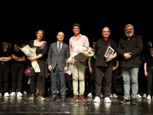 “İyi Dersler Hayat” adlı oyunu öğretmenler sahneledi