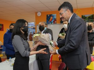 Vali Çelik öğretmenlerin gününü kutladı, hediye takdim etti