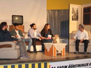 Ağrı’da "Ömür Boyu Öğretmen" konulu tiyatro oyunu sahnelendi