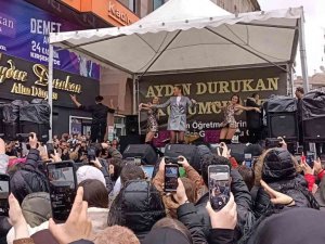 Demet Akalın’a Kırşehir’de yoğun ilgi