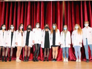 Edirne’de diş hekimliği öğrencileri beyaz önlüklerini giydi