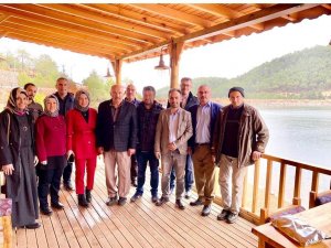 Öğretmenler, gününü gölet manzarasıyla kutladı