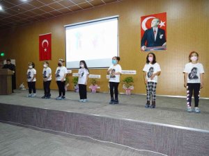 Öğrenciler “Anlat bana öğretmenim” şarkısını işaret diliyle seslendirdi