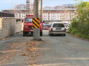 Rize’de yeni yol çalışmaları sonrasında yol ortasında kalan direkler dikkat çekmeye devam ediyor