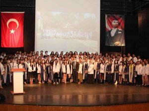 ADÜ Diş Hekimliği Fakültesi’nde Beyaz Önlük Giydirme Töreni gerçekleşti