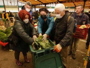 Pazardan topladıkları atıklardan kompost yapmayı öğrendiler