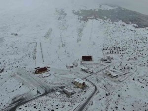 Yıldız Dağı Kayak Merkezi beyaza büründü