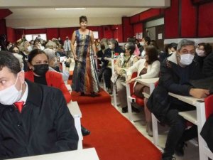 Burhaniye’de kravatlardan yapılan elbise defilede hayran bıraktı