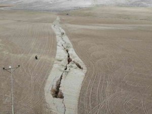 Aksaray’da arazide korkutan yarıklar