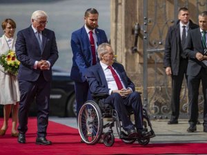 Covid-19’a yakalanan 77 yaşındaki Çekya Devlet Başkanı Zeman hastaneye kaldırıldı