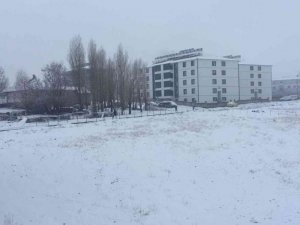 Yılın 5 ayını kar altında geçiren Karlıova beyaza büründü