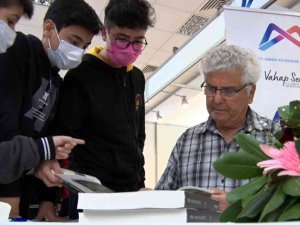 Çağlar, "Mersin ve Tarsus Halk Kültürü" kitabını okurları için imzaladı