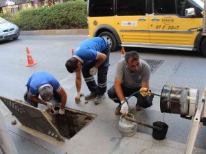 Manavgat’ta yağmur suyu giderleri temizlendi