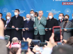 Cumhurbaşkanı Erdoğan deprem konutlarını teslim etti