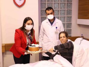 Kanser tedavi gören öğretmene sürpriz kutlama