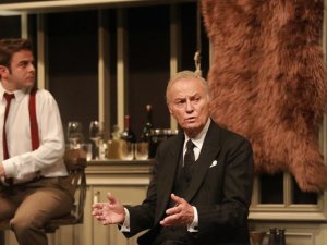 Ünlü sanatçının yer aldığı tiyatro oyunu ayakta alkışlandı