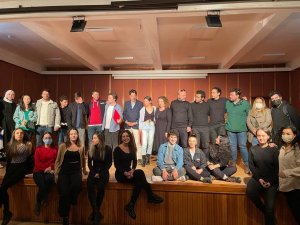 Devlet Tiyatrosu oyuncuları öğrencilerle bir arada geldi