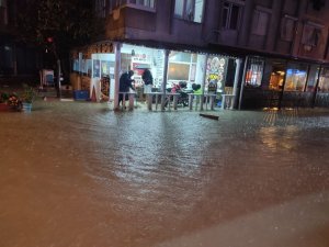 İzmir’i yağmur ve fırtına vurdu