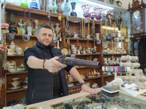 Osmanlı döneminden kalma altın süslemeli silah 10 bin dolara alıcı bekliyor