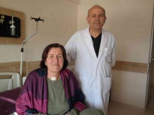 Konuşa konuşa ameliyat oldu