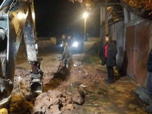 Vatandaşları için gece boyu ekiplerin başında durdu