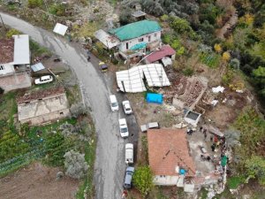 Fırtına köyü yerle bir etti