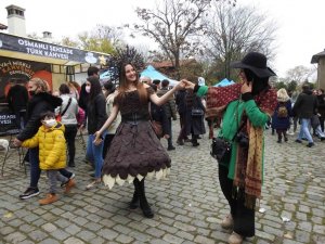 Görenler şaşkına döndü: 5 kiloluk çikolata elbise festivalin ilgi odağı oldu