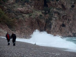 Dünyaca ünlü sahil dev dalgalara teslim oldu