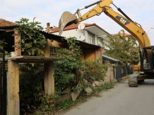 Serdivan’da metruk bina kontrollü şekilde yıkıldı