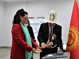 Antalya’da Kırgızistan vatandaşlarının ilk kez oy kullanma sevinci