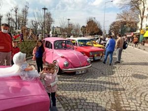 Klasik araçlar bir araya geldi, tutkunları fotoğraf çektirmek için sıraya girdi