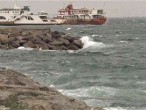 Maltepe’de fırtınayla birlikte dev dalgalar kıyıya vurdu