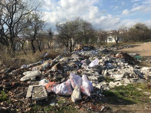 Moloz ve inşaat yığınlarının çirkin görüntüsü