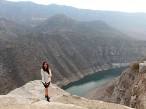 Dubai’de yaşayan sunucu doğa harikası manzarayı görmek için Siirt’e geldi