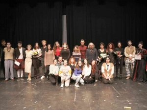 Tiyatro öğrencileri, ‘Çok Yaşa’ oyunu ile mezun oldu