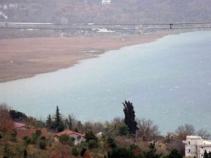 İstanbul’un arka bahçesindeki gölün rengi değişti