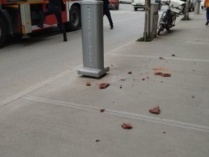 Rüzgar şiddetini artırdı, çatıdaki kiremitler yola düştü